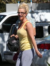 Giant Feet : Huge female